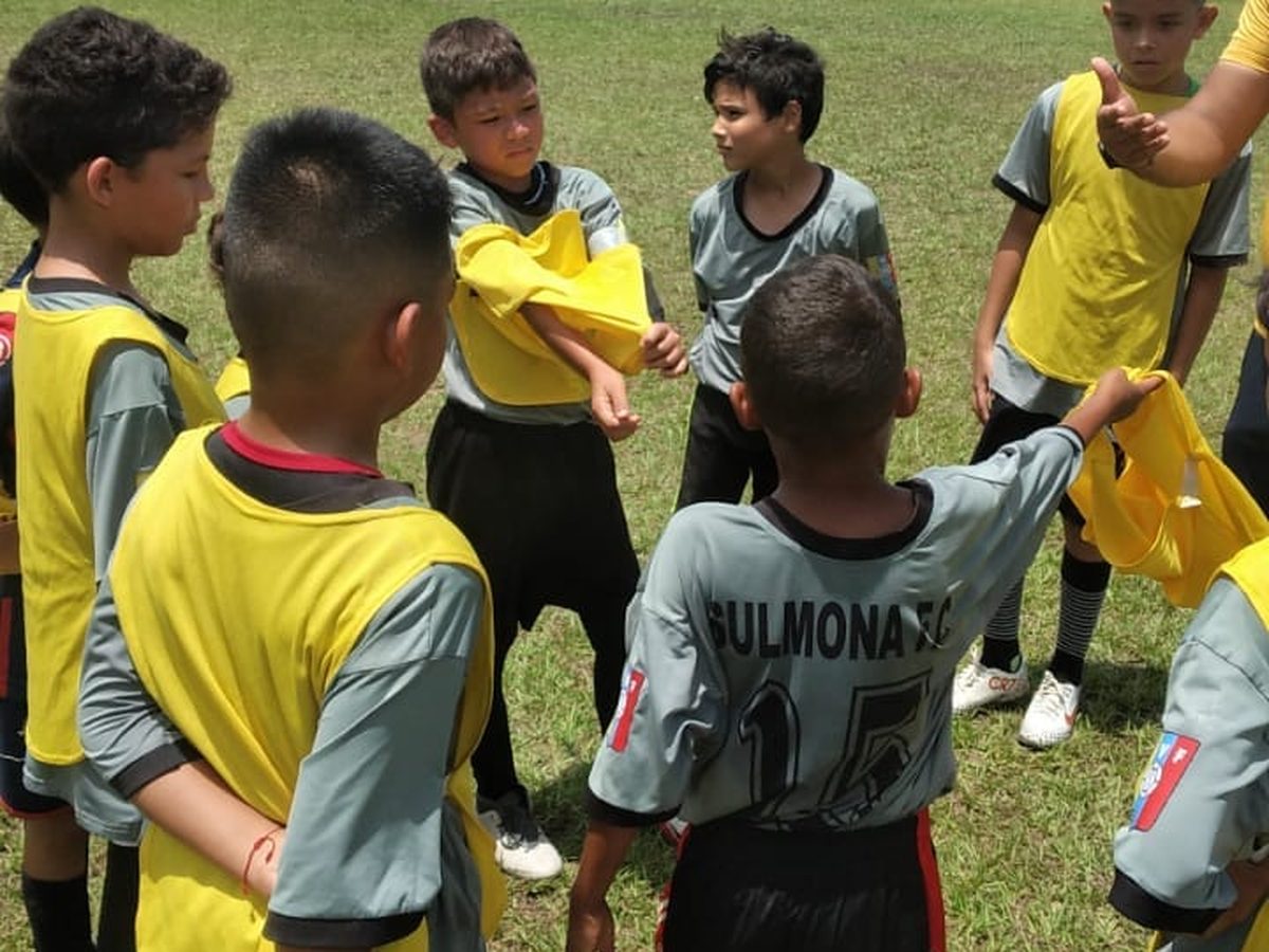 Muchachos de Sulmona F.C. en entrenamiento