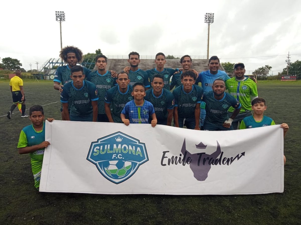 Plantel de Sulmona F.C. con el pendón del club