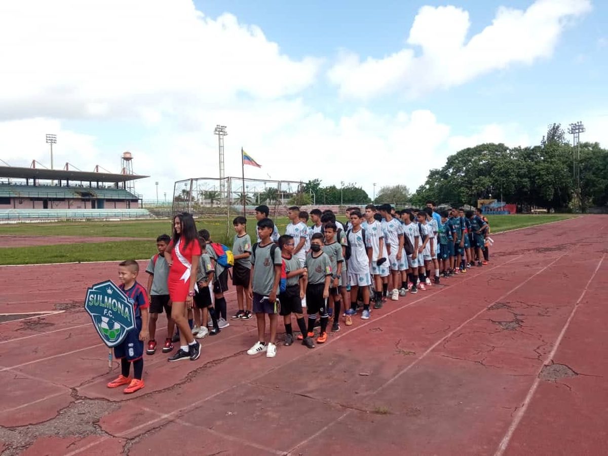 Presentación de las categorías de Sulmona F.C. antes del partido